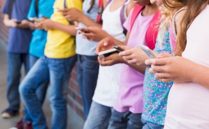 В Испании хотят запретить социальные сети до 16 лет, но есть неожиданная проблема