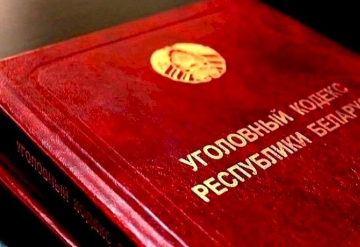 Кобринчанин выбросил части животного в мусорный контейнер - стало известно, что ему за это будет (ВИДЕО)