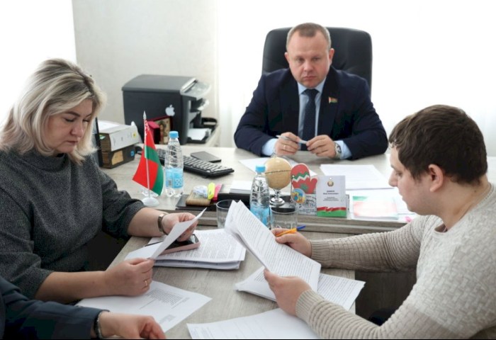 Диалог с округом: сенатор Александр Пищ провел прием граждан в Хидринском сельисполкоме