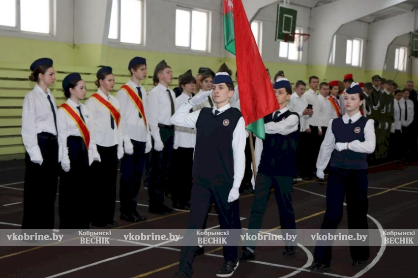 Сердца, бьющиеся в унисон с Родиной - в Кобрине прошел районный смотр-конкурс знаменных групп