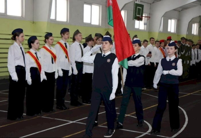 Сердца, бьющиеся в унисон с Родиной - в Кобрине прошел районный смотр-конкурс знаменных групп