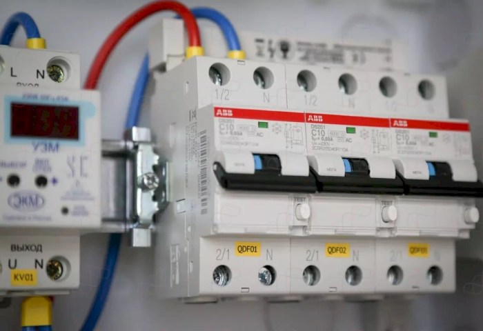 Безопасная эксплуатация электроприборов: устройство защитного отключения на страже жизни