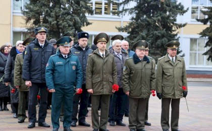 Героям былых времен и защитникам настоящего - Кобрин отметил главный праздник февраля