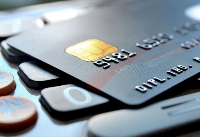 Узнали, в каких случаях можно расплачиваться чужой картой