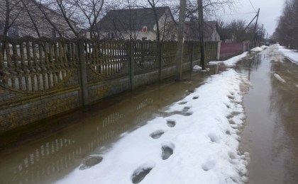 Испытание паводком: ДРСУ-201 и ОАО «Стригово» пришли на помощь жительнице Тевлей
