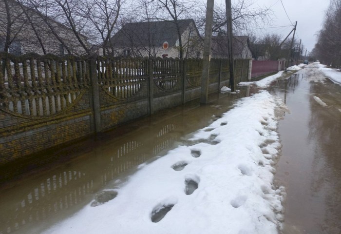 Испытание паводком: ДРСУ-201 и ОАО «Стригово» пришли на помощь жительнице Тевлей
