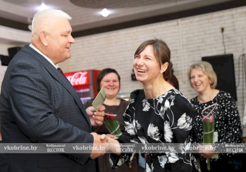 Цветы, улыбки и заслуженный почет - аграрии хозяйств района принимали поздравления 