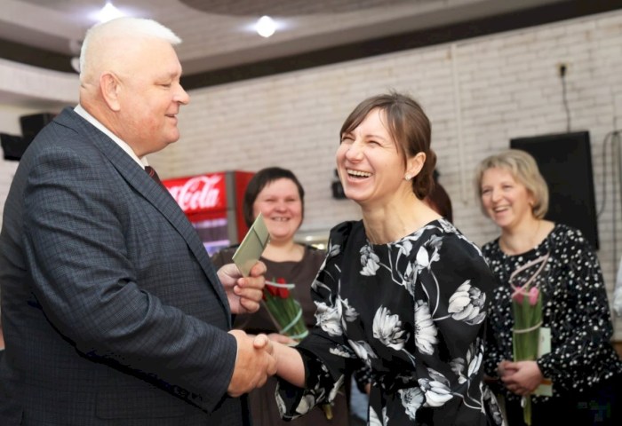 Цветы, улыбки и заслуженный почет - аграрии хозяйств района принимали поздравления 