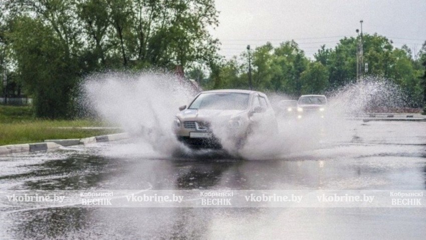 Штраф до 1350 рублей и компенсация - что делать, если вас окатила машина водой из лужи