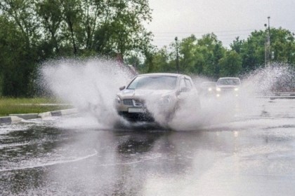 Штраф до 1350 рублей и компенсация - что делать, если вас окатила машина водой из лужи