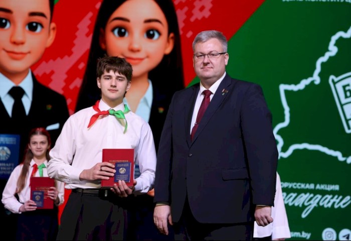 Гражданин Беларуси - звучит гордо! Юные кобринчане в преддверии Дня Конституции получили паспорта