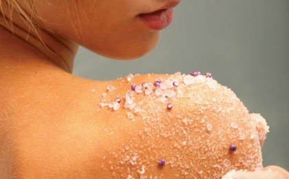 Дерматолог объяснила, чем могут быть опасны домашние скрабы для тела и как их использовать правильно