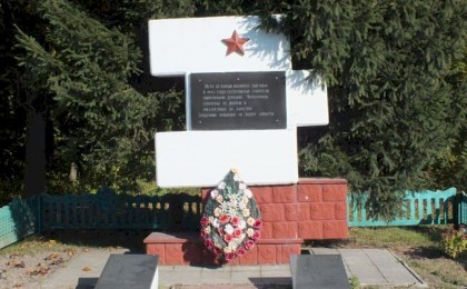 Долг сердца, а не просто субботник - учащиеся и педагоги Батчинской средней школы благоустраивают воинские захоронения