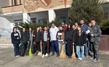 Когда взрослые - за классный отдых: в лагере «Волна-Любань» прошел масштабный субботник