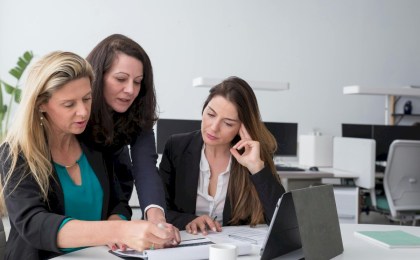 Всегда сравнивают себя с другими: названы имена женщин, наиболее подверженных зависти