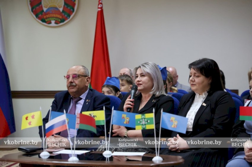 Телемост «Кобрин-Тихорецк-Ливны», посвящённый Дню единения народов Беларуси и России, прошел в Кобринском Дворце культуры