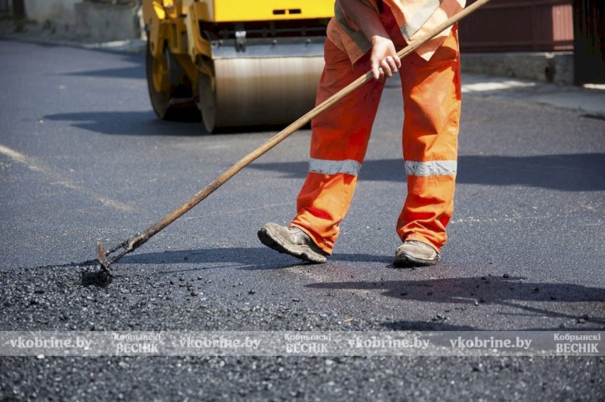 Асфальт, гравий, павильоны: как преображается дорожная сеть Кобринщины