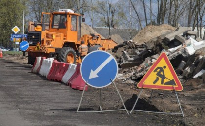Трасса Р2 меняется: в Кобринском районе прокладывают новое покрытие и ставят остановки