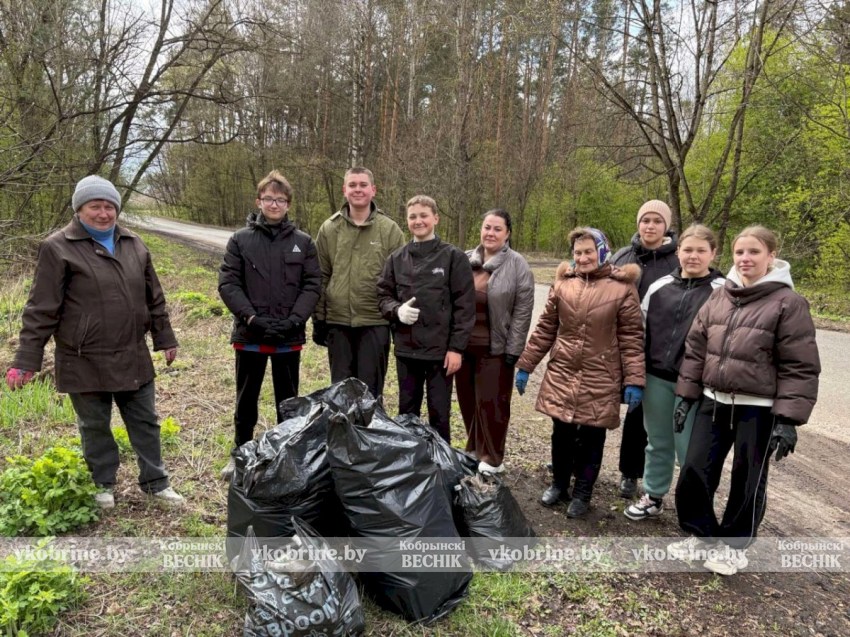 Кустовичи — Октябрь: дорога стала чище благодаря школьникам и учителям