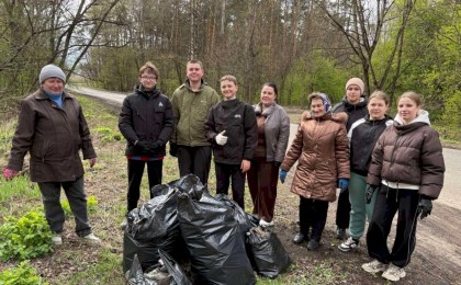 Кустовичи — Октябрь: дорога стала чище благодаря школьникам и учителям