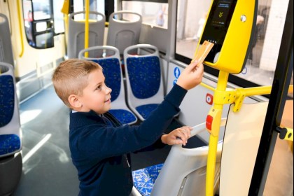 «Портфельный десант»: маленькие пассажиры большого города. Знают ли правила проезда и как ведут себя в пути?