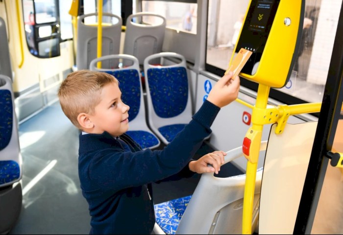 «Портфельный десант»: маленькие пассажиры большого города. Знают ли правила проезда и как ведут себя в пути?