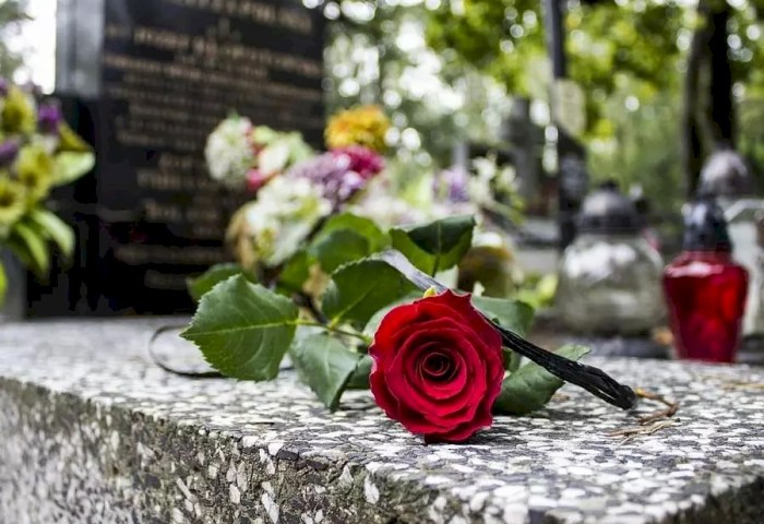 Чем обернется белорусам плохой уход за могилой, рассказали в МЖКХ