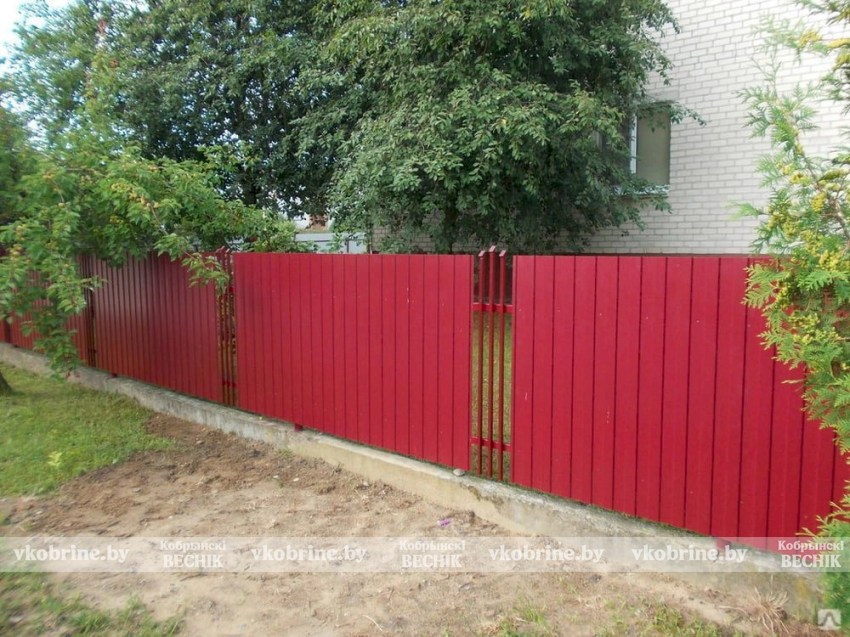 Кто и как должен убирать за забором частного дома, разъяснили специалисты