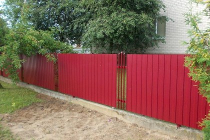 Кто и как должен убирать за забором частного дома, разъяснили специалисты