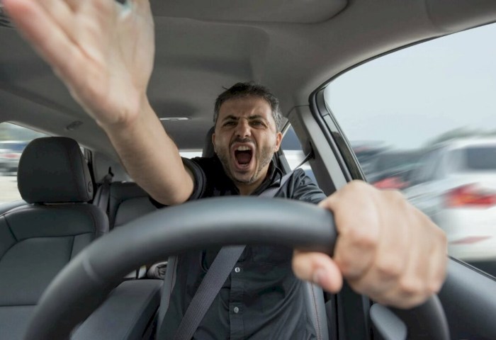 «Мне нужнее всех»: как распознать и пережить встречу с автохамом