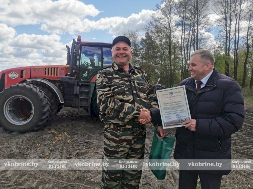 Механизатора ОАО «Радонежское» Михаила Банько награда за добросовестную работу нашла прямо в поле
