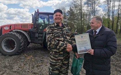 Механизатора ОАО «Радонежское» Михаила Банько награда за добросовестную работу нашла прямо в поле