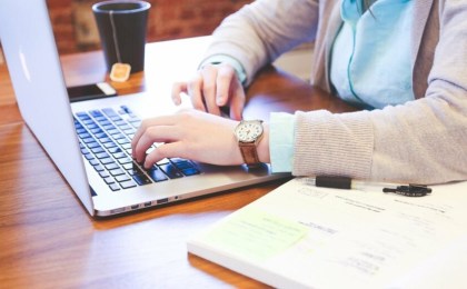 30 апреля белорусы будут работать меньше: кому сократят день на час, а кому - на полчаса