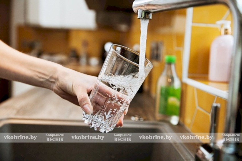 Врач объяснила, почему пить слишком много воды вредно