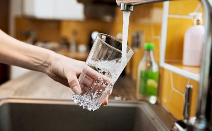 Врач объяснила, почему пить слишком много воды вредно