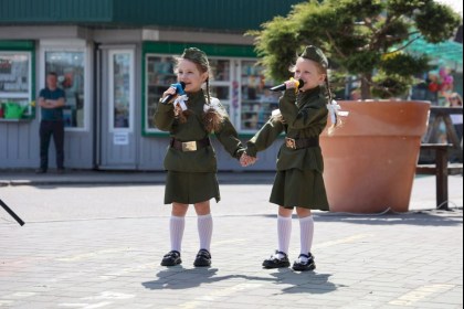 Мелодии Победы: площадь Матросова закружилась в «Майском вальсе» (ФОТОРЕПОРТАЖ)