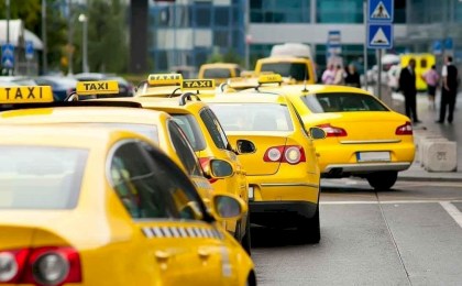 Цены на такси в непогоду ограничат: МАРТ и агрегаторы подписали соглашение
