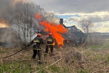 Пожар в сарае - угроза дому: Кобринский РОЧС напоминает о правилах пожарной безопасности
