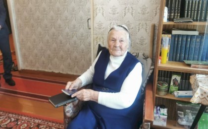Новый паспорт в 100 лет: ветеран педагогического труда Надежда Плотко принимает поздравления