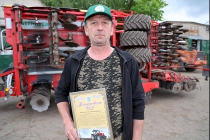 Признание за труд: заслуженная награда механизатора ОАО «Городец-агро» Сергея Зановского