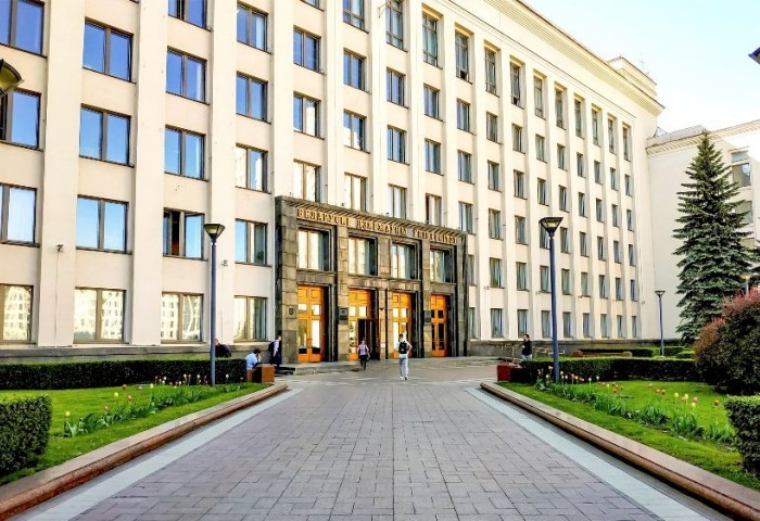 Главные цифры для абитуриента: с какими баллами примут документы в вузы в 2026 году