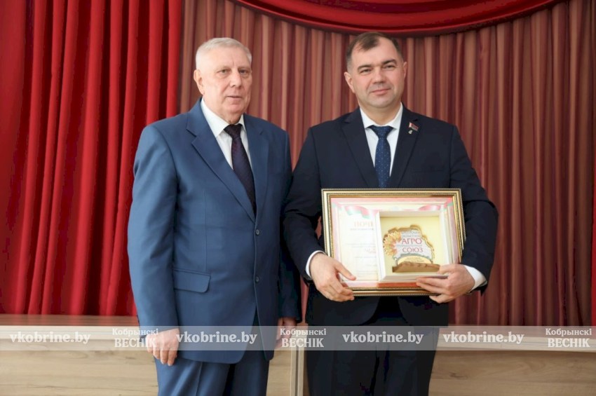 В Кобрине чествовали лучших руководителей аграрной отрасли: Татьяна Демидюк и Руслан Чиботарь получили заслуженные награды
