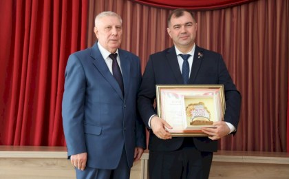 В Кобрине чествовали лучших руководителей аграрной отрасли: Татьяна Демидюк и Руслан Чиботарь получили заслуженные награды