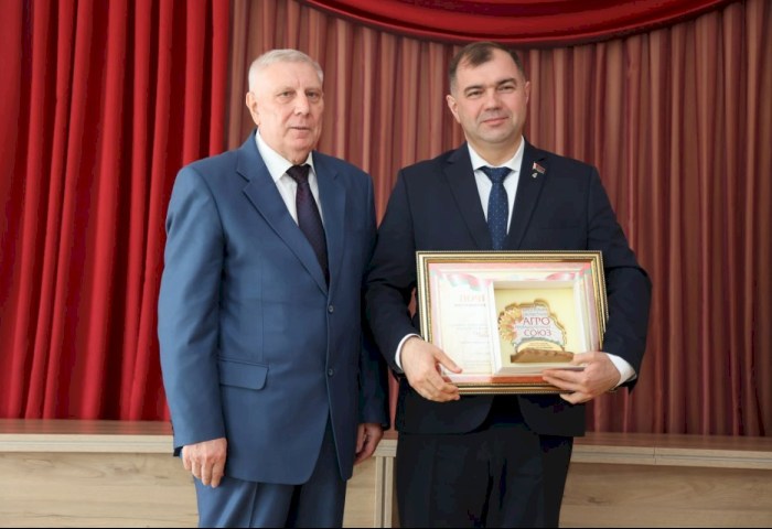 В Кобрине чествовали лучших руководителей аграрной отрасли: Татьяна Демидюк и Руслан Чиботарь получили заслуженные награды