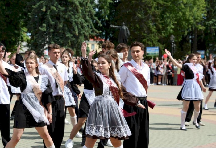 Вальс выпускников: последнее мгновение школьной юности