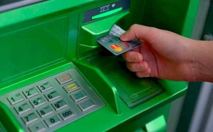 Почему инфокиоск на Суворова «отказывается» принимать наличные по выходным? Ответ Беларусбанка