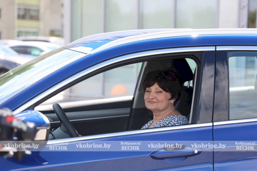 Жительница Кобрина купила шоколадку и получила автомобиль