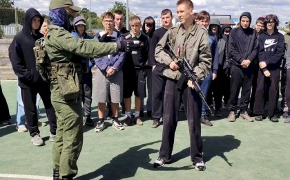Военно-полевые сборы: бойцы 46-го арсенала провели мастер-класс в лагере «Единство»