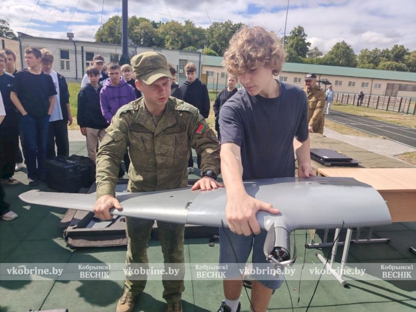 Кобринские школьники примерили на себя роль операторов БПЛА: будни военно-патриотического лагеря «Единство»