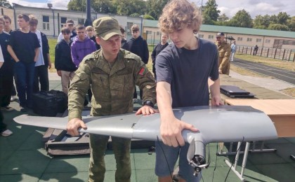 Кобринские школьники примерили на себя роль операторов БПЛА: будни военно-патриотического лагеря «Единство»